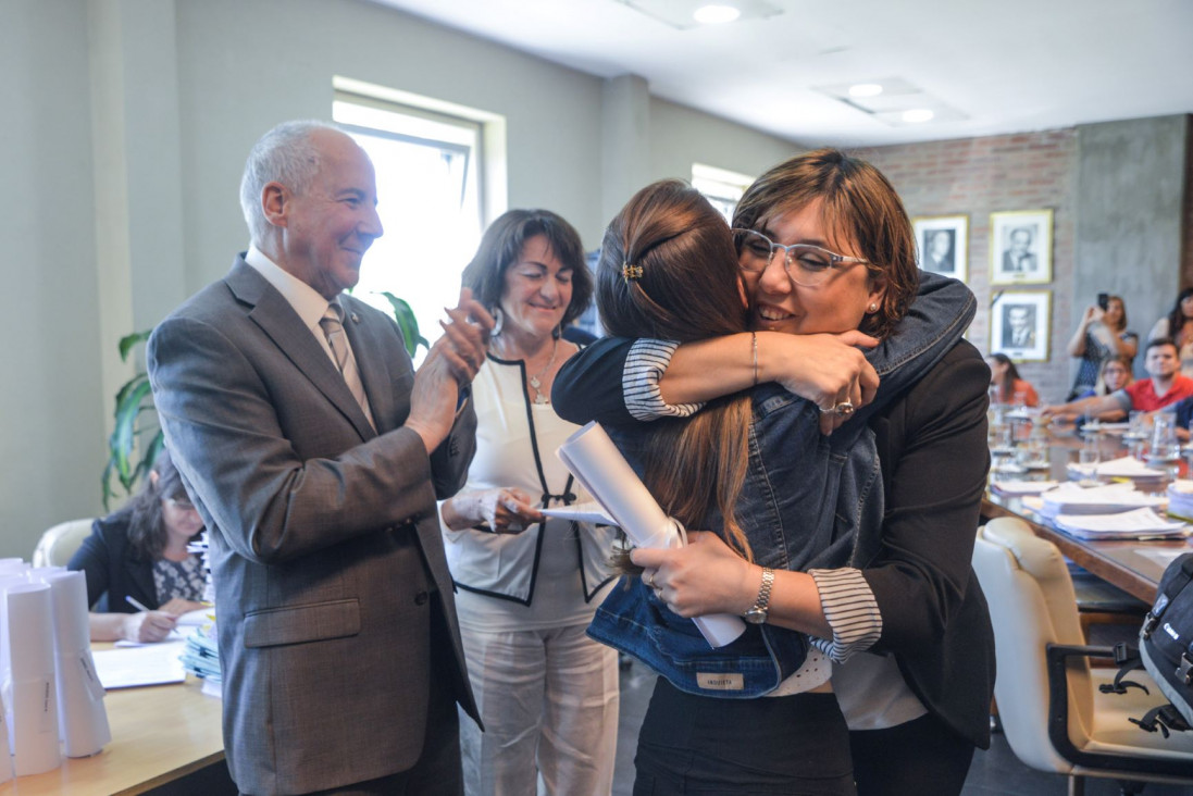 imagen Julieta Riartes y Noelia Guaquinchay recibieron la distinción que recuerda a María Elisa Norton