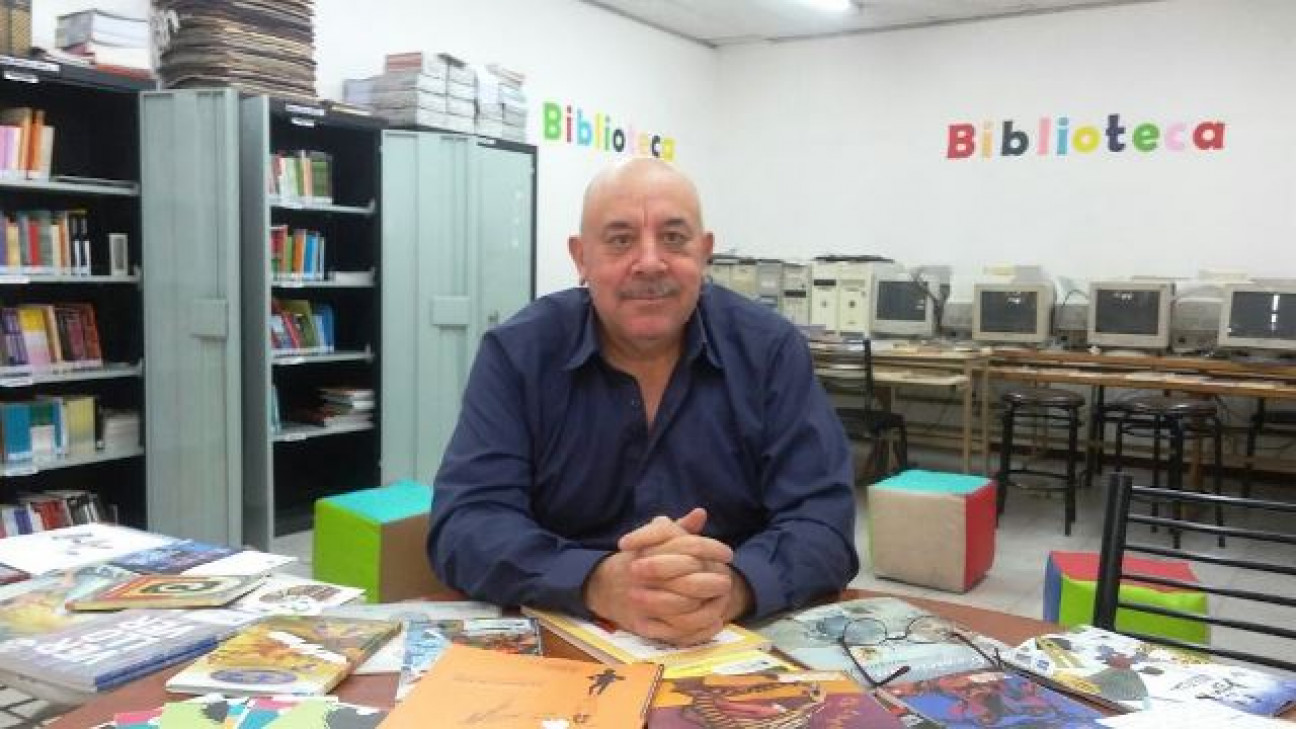 imagen En una biblioteca escolar se fusionan maestros y alumnos, por Luis Lémole