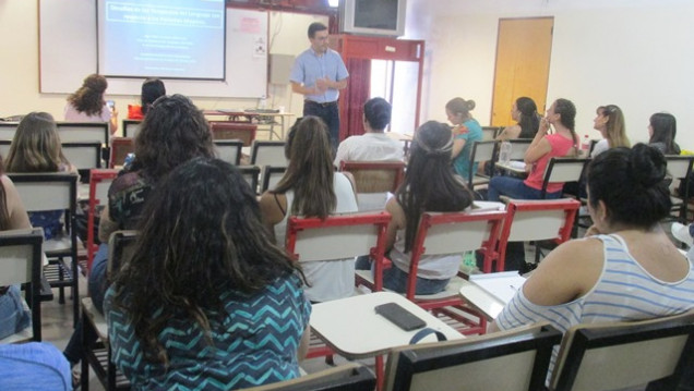imagen Felipe Henríquez Valenzuela dio una charla en la Facultad de Educación