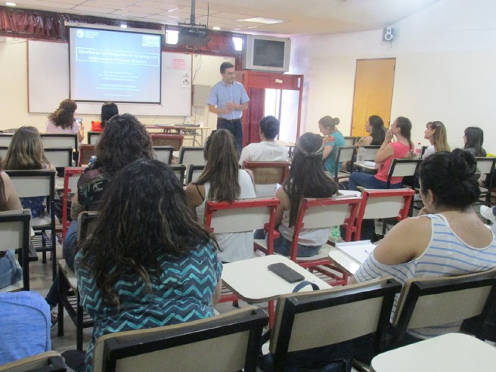 imagen Felipe Henríquez Valenzuela dio una charla en la Facultad de Educación