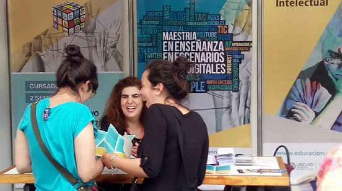 imagen La Facultad de Educación presente en la Feria de Posgrado de la UNCUYO