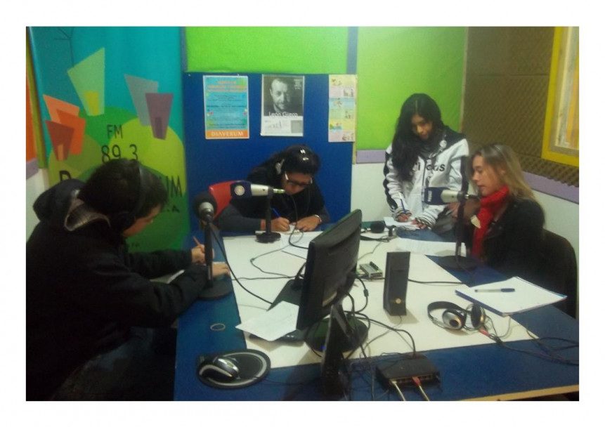 imagen Matias Pérez, Joselie Cayo, Delia Cruz y Jacqueline Ferreyra redactando las noticias en el estudio de la Radio Cuyum (mayo 2015).