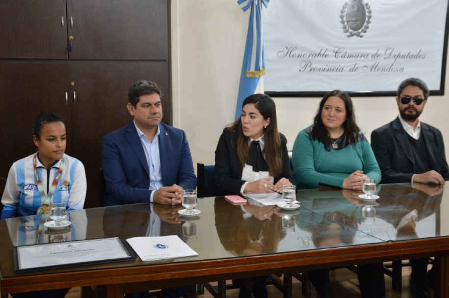 imagen De izquierda a derecha: Agustina Miranda, Fabricio Cuaranta, Tamara Salomón, María Azcárate y Juan Carlos González. Foto Gentileza Prensa Diputados de Mendoza