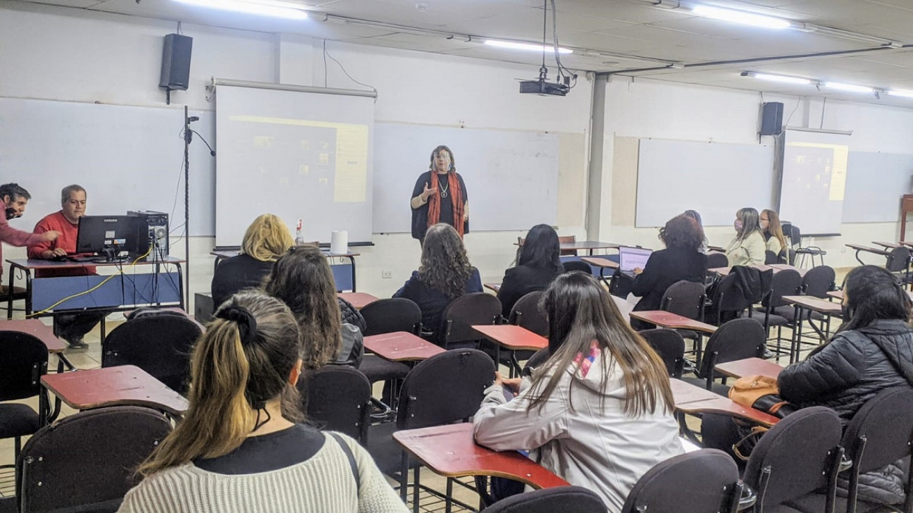 imagen Decana Sisti se reunió con egresados y estudiantes por incumbencias profesionales de algunas de las carreras especiales