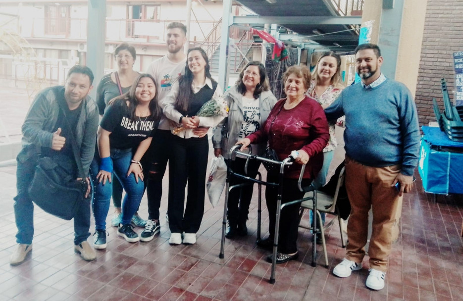 imagen Milagros Fernández junto a su familia: nueva técnica universitaria en Educación Social de la UNCuyo.