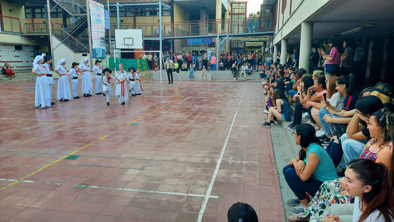 imagen La cultura eslovena y sus danzas se presentaron en la Facultad